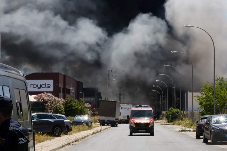 ALCALÁ DE GUADAÍRA (SEVILLA), 14/05/2025.- La Junta de Andalucía ha activado la fase de emergencia, situación operativa 1, del Plan Territorial de Emergencias de Protección Civil en Andalucía ante la posible evolución del humo generado en el incendio de una nave industrial en Alcalá de Guadaíra (Sevilla). EFE/José Manuel Vidal
