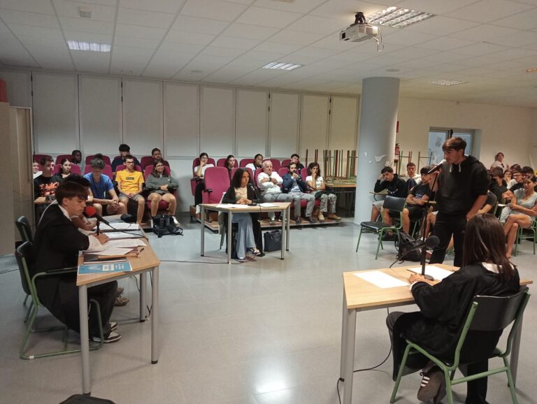 Alumnos del IES Santo Tomás de Aquino recrean un juicio dentro del programa Educar en Justicia