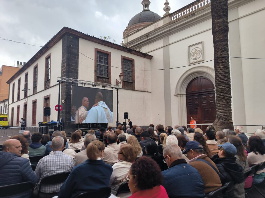 En el exterior de la Catedral de La Laguna se han instalado pantallas para seguir el nombramiento del nuevo obispo de la Diócesis Nivariense / Ana Albendín / RTVC