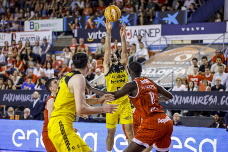 86-83 |El BAXI Manresa gana por poco a La Laguna Tenerife
