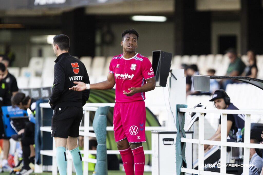 Landázuri pidió explicaciones por la tarjeta roja que dejó en inferioridad numérica al CD Tenerife en Cartagena / CD Tenerife 