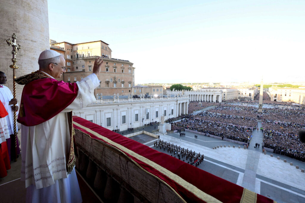 El papa León XIV saluda desde el balcón de Basílica de San Pedro a todos los congregados para conocer al nuevo papa de la Iglesia Católica / Vatican News / Vatican News