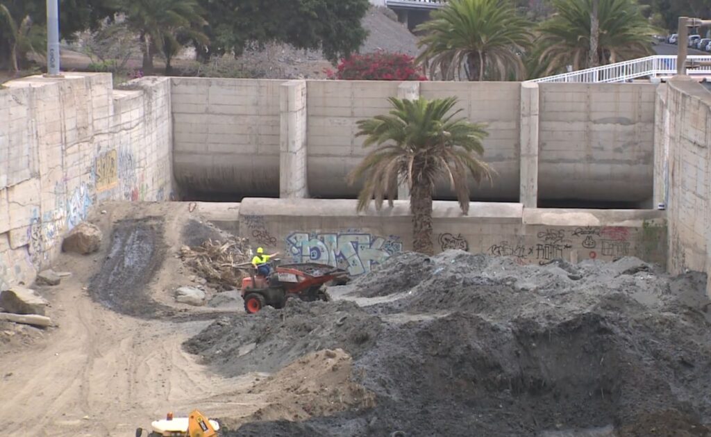 La denuncia de un particular lleva a Emalsa a la limpieza el Barranco del Guiniguada