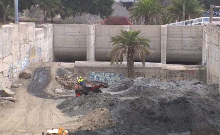 La denuncia de un particular lleva al Ayuntamiento a limpiar el Barranco del Guiniguada