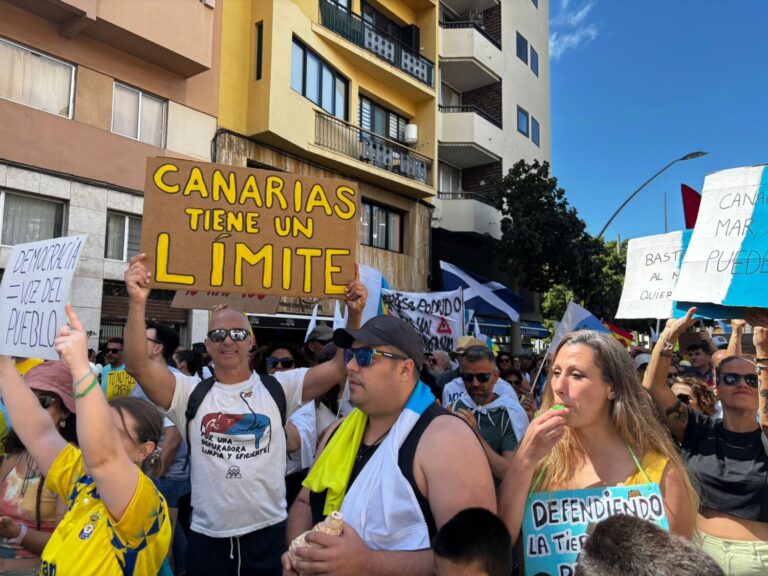 Miles de canarios reclaman en las calles un cambio en el modelo turístico