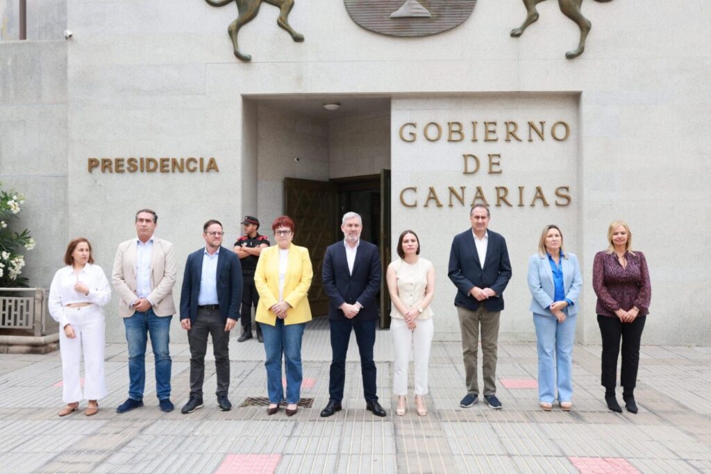 minuto de silencio ante la sede de la Presidencia en Las Palmas de Gran Canaria