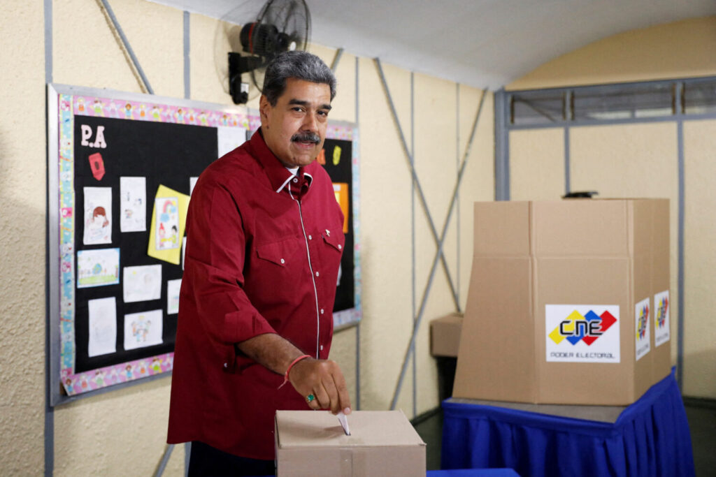El presidente de Venezuela, Nicolás Maduro, vota en las elecciones parlamentarias del país, en Caracas, Venezuela, el 25 de mayo de 2025. REUTERS/Leonardo Fernández Viloria