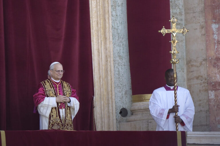 Entronización de León XIV: el anillo y el palio marcan el comienzo oficial del papado