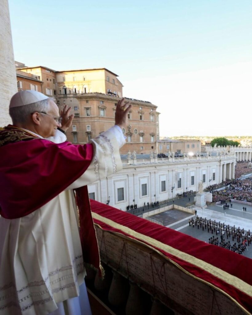 El papa León XIV saluda desde el balcón de Basílica de San Pedro a todos los congregados para conocer al nuevo papa de la Iglesia Católica / Vatican News