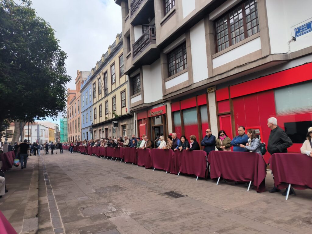 Expectación en las calles de La Laguna por el nombramiento del nuevo obispo Eloy Santiago / Ana Albendín / RTVC