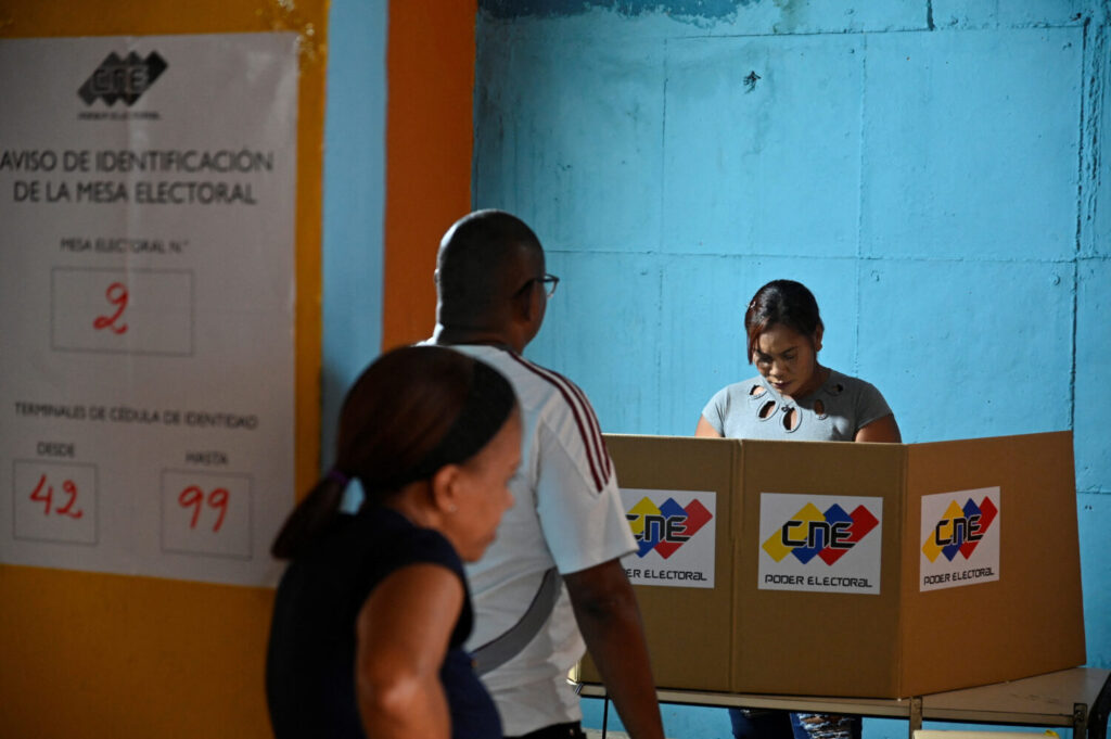 Una persona vota durante las elecciones parlamentarias de Venezuela en Caracas, Venezuela, el 25 de mayo de 2025. REUTERS/Maxwell Briceno