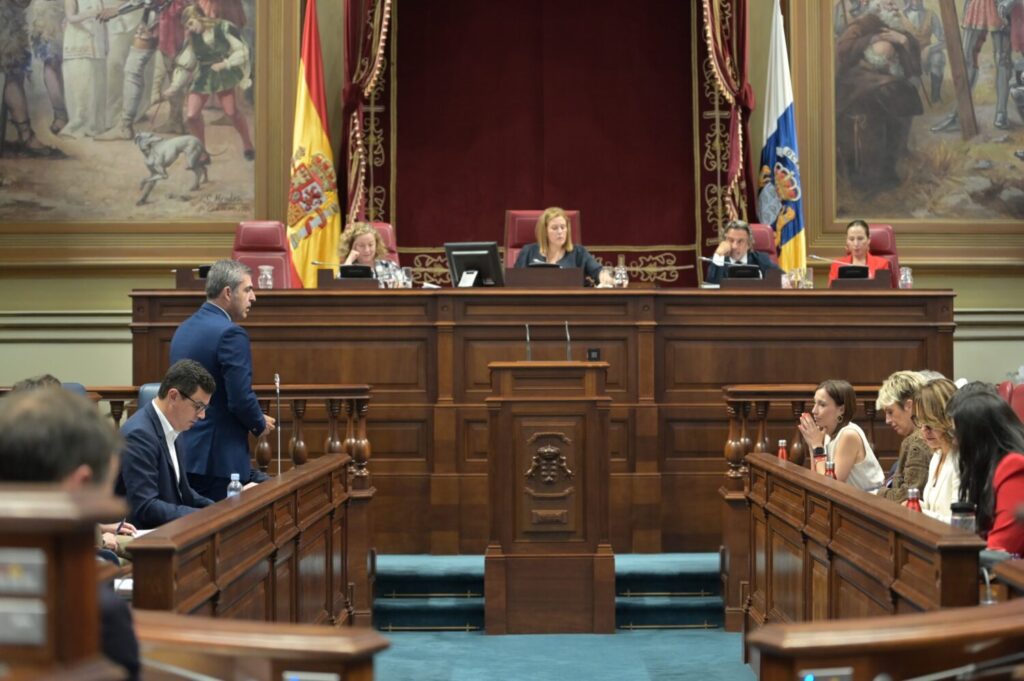 El Parlamento debate la ley sobre el asentamiento rural de Cofete (Fuerteventura)