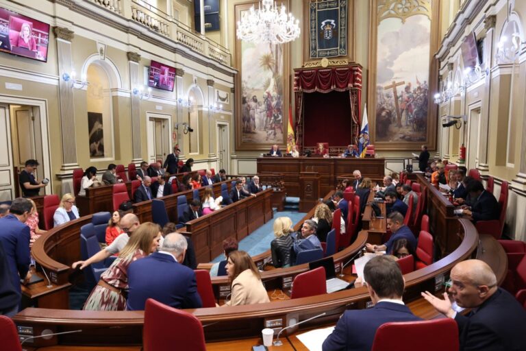 La consejera de Bienestar Social, Candelaria Delgado, defiende la gestión del área