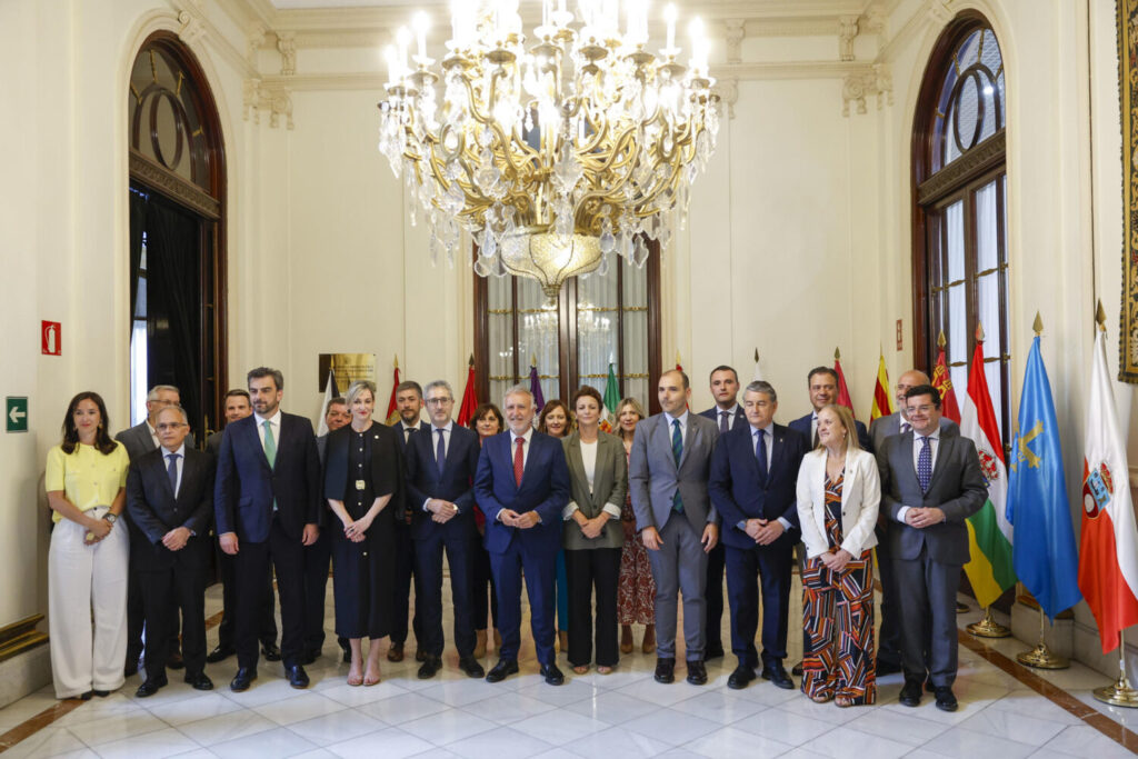 El ministro de Política Territorial, Ángel Víctor Torres, posa en fotografía de familia con los asistentes al comité preparatorio de la Conferencia de Presidentes, este miércoles en Madrid. EFE/Mariscal