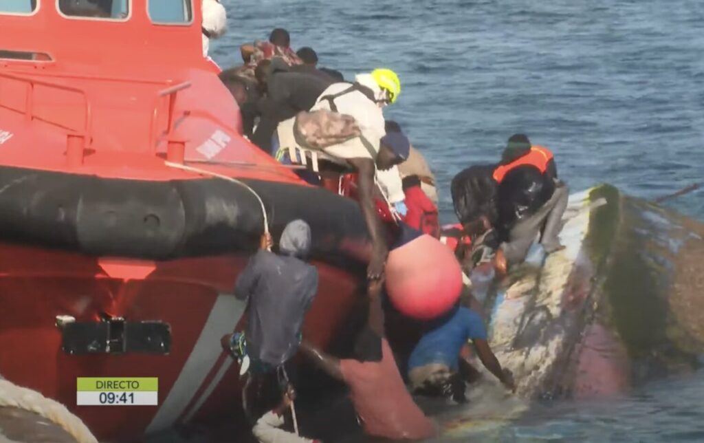 Primeros momentos tras el vuelco del cayuco en El Hierro captados en directo por el Buenos días Canarias / RTVC