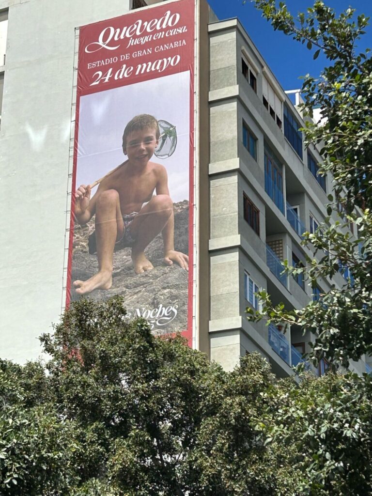 Una de las lonas publicitarias del concierto de Quevedo que se puede ver estos días en Canarias con fotos del artista de diferentes momentos de su vida / Archivo 