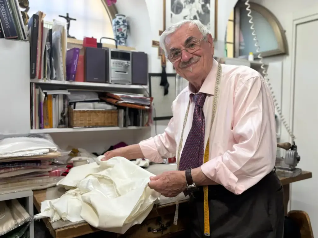 Rainiero Mancianelli en su taller de Roma, donde ha confeccionado los trajes de los tres papas anteriores y los tres de diferentes tallas para que el futuro pontífice elija cuál vestirá el próximo papa.