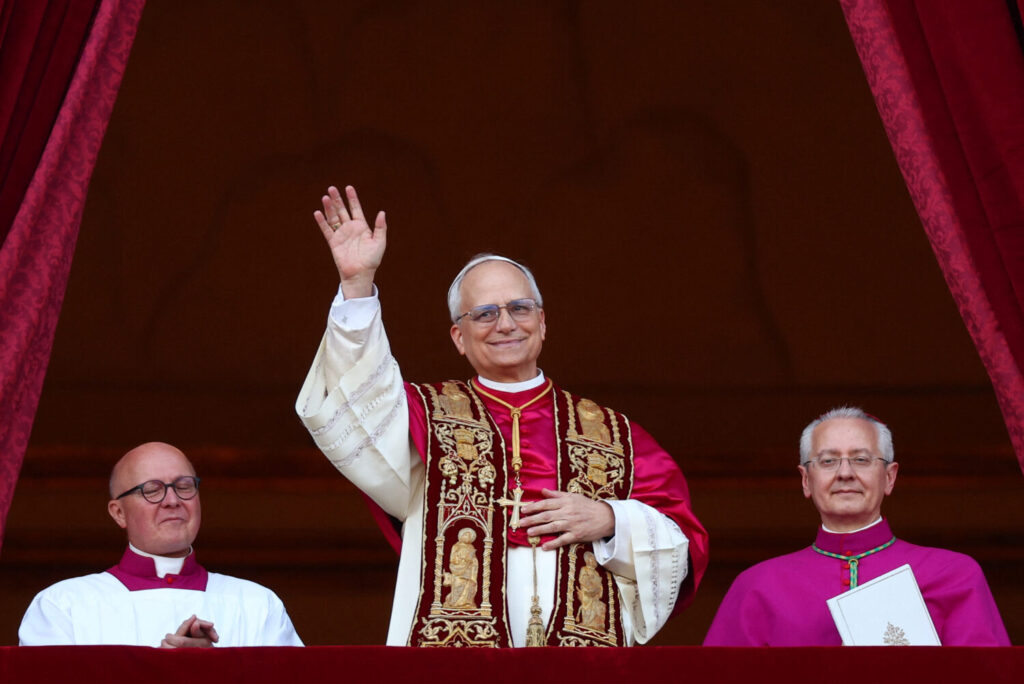 Primer saludo del papa Leon XIV en la Basílica de San Pedro / 8 de mayo de 2025 / REUTERS/Guglielmo Mangiapane