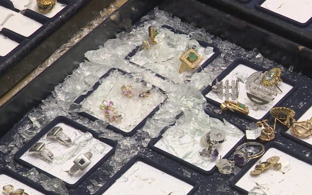 Estado en el que han quedado algunos expositores de la joyería de la céntrica calle de Triana en Las Palmas de Gran Canaria / RTVC 