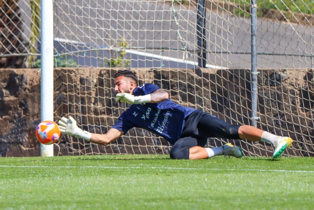 El portero Salvi Carrasco durante el entrenamiento de este jueves / CD Tenerife 