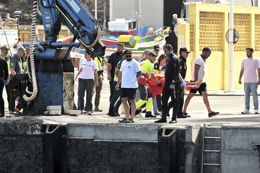 La ministra Sira Rego visita La Restinga. Imagen: Puerto de La Restinga, El Hierro, tras el vuelvo de un cayuco con siete fallecicos. Imagen EFE/ Gelmert Finol