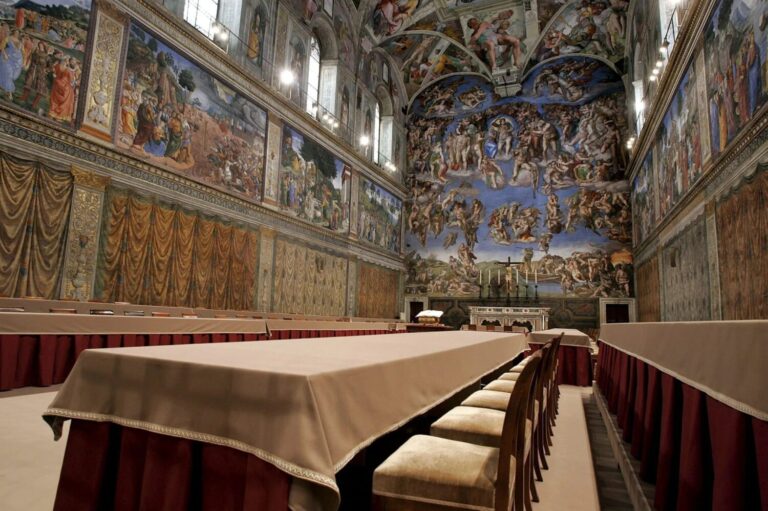 Colocan la chimenea para el cónclave en la Capilla Sixtina