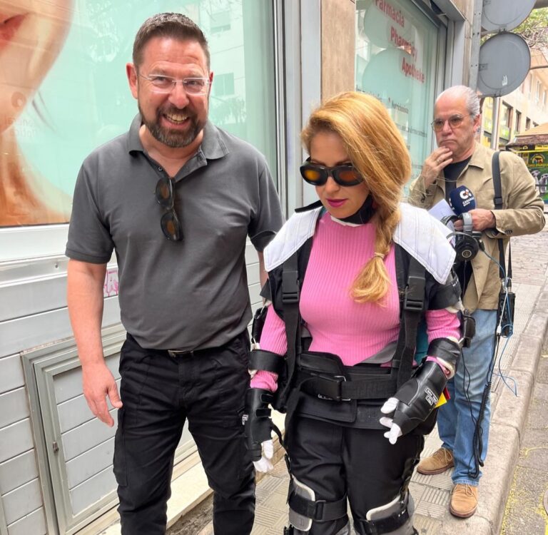 Un traje que simula las limitaciones de la vejez llega a Canarias para fomentar la empatía de los cuidadores