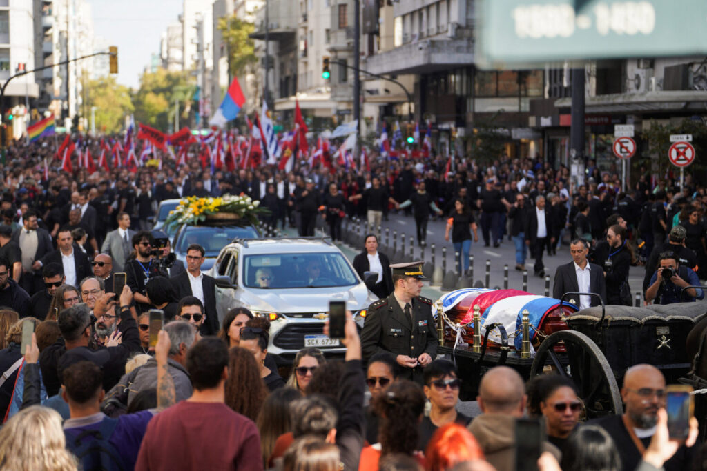 El coche fúnebre que transporta el cuerpo del expresidente uruguayo José "Pepe" Mujica se dirige al Palacio Legislativo de Uruguay, en Montevideo, Uruguay, el 14 de mayo de 2025. REUTERS/Andrés Cuenca