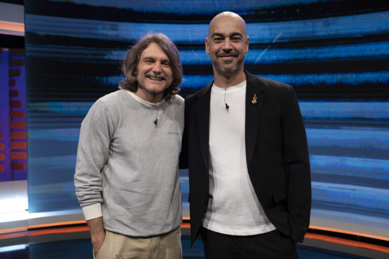 Aarón Gómez entrevista a Salva Reina en el late night de TVC ‘Una mala noche’