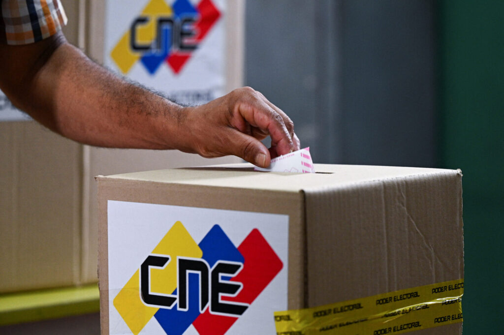 Una persona vota en un colegio electoral durante las elecciones parlamentarias de Venezuela, en Caracas, Venezuela, el 25 de mayo de 2025. REUTERS/Gaby Oraa