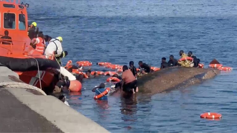 Siete personas fallecen tras el vuelco de un cayuco en el puerto de La Restinga, en El Hierro