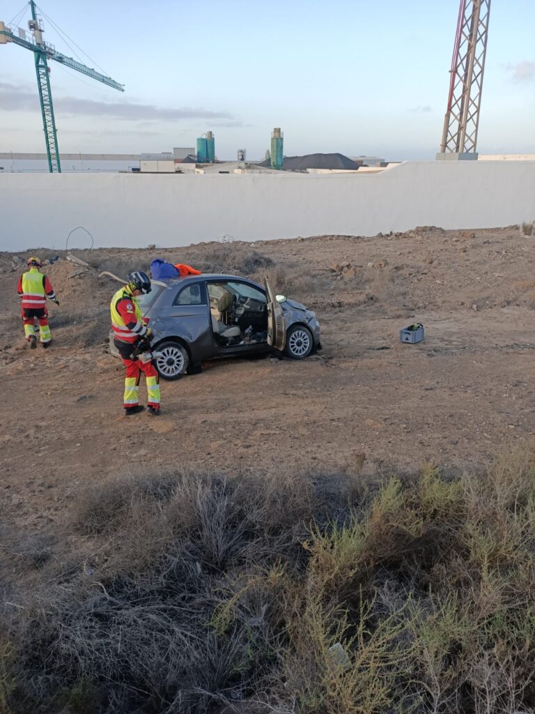 Vuelco en la LZ2 a la altura de Tías, en Lanzarote, que terminó con una persona atrapada.