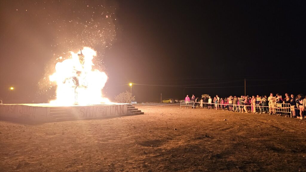 Hoguera de Pozo Negro por la noche de San Juan