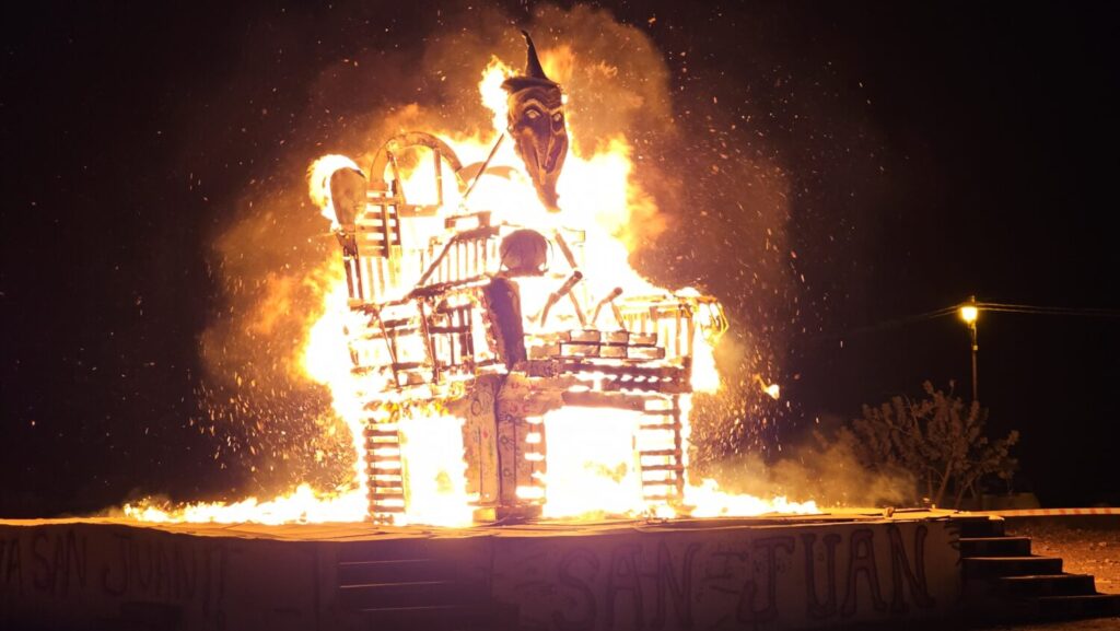 Hoguera de Pozo Negro por la noche de San Juan