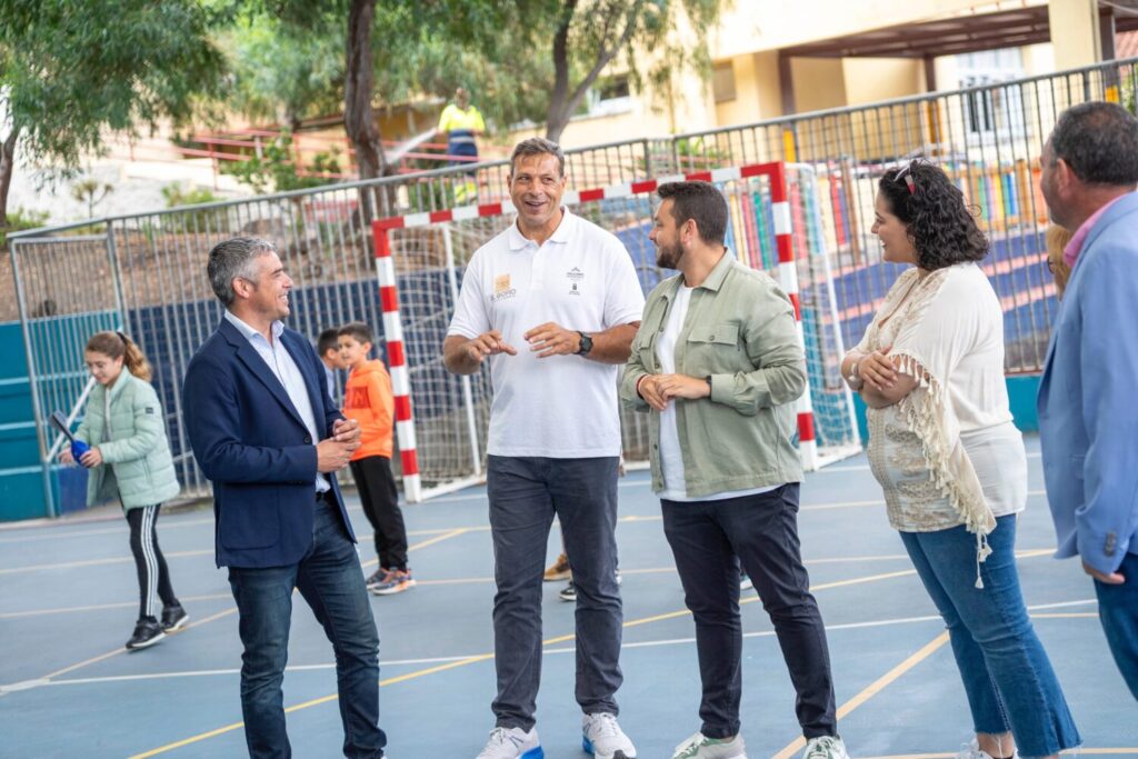 ‘El gofio, desayuno olímpico’ promueve la alimentación sana en El Hierro. Manuel Pestana y Narvay Quintero en el CEIP Tigaday, en La Frontera/ Consejería de Educación.