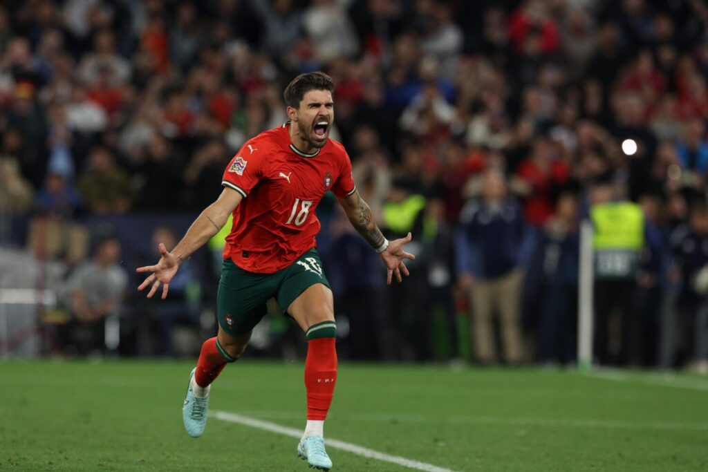Ruben Neves celebra el gol de penalti que dio la victoria a Portugal frente a España