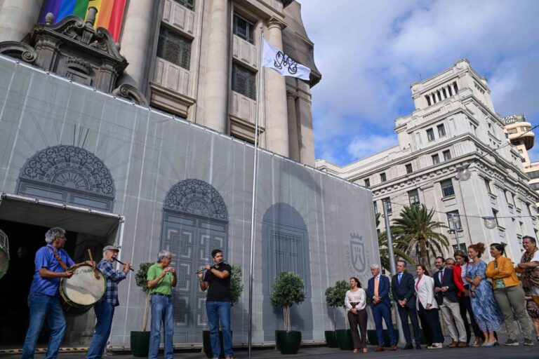 La bandera de la Virgen de los Reyes ondea en el Cabildo Tenerife