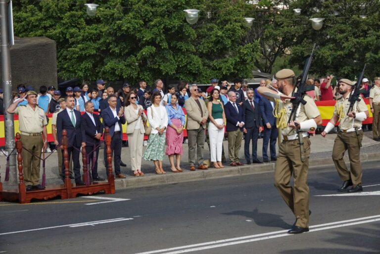 Una exposición de material abre los actos de las Fuerzas Armadas en Santa Cruz de Tenerife