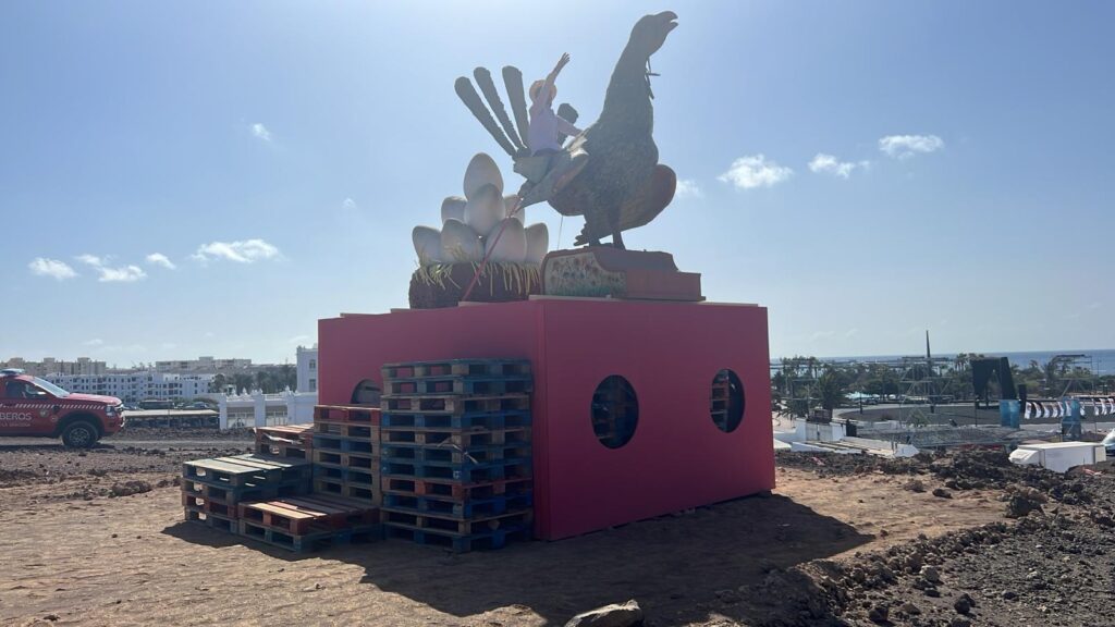 Imagen de las maderas apiladas y preparadas para las hogueras en Arrecife