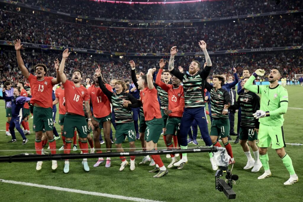 Los jugadores de la selección portuguesa celebran el triunfo con su afición