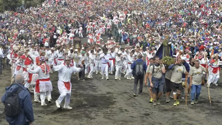Bailes, pasos y tradición: el ritmo que marca la Bajada de la Virgen de los Reyes