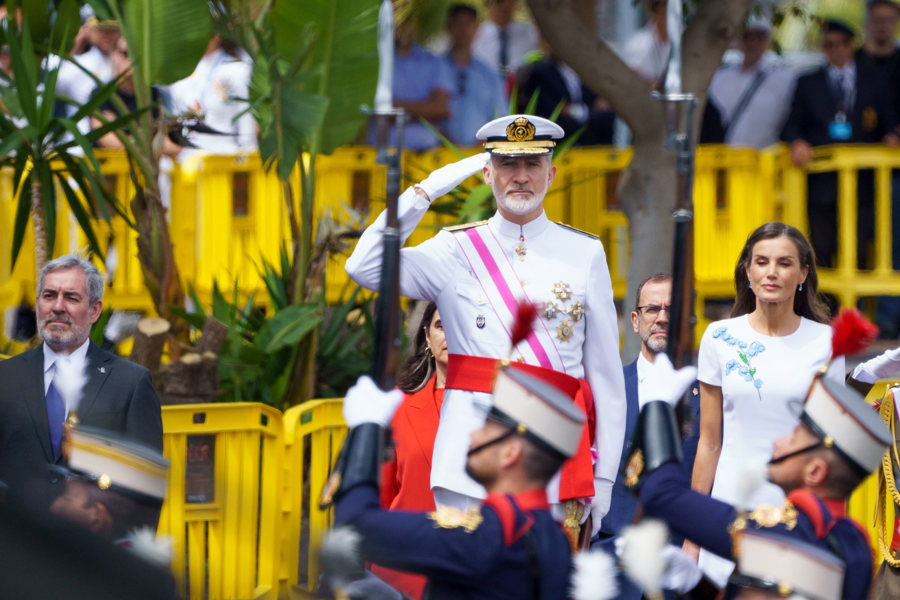 El rey Felipe VI y la reina Letizia presiden el desfile con motivo del Día de las Fuerzas Armadas 2025 en Santa Cruz de Tenerife este sábado. EFE/Ramón de la Rocha