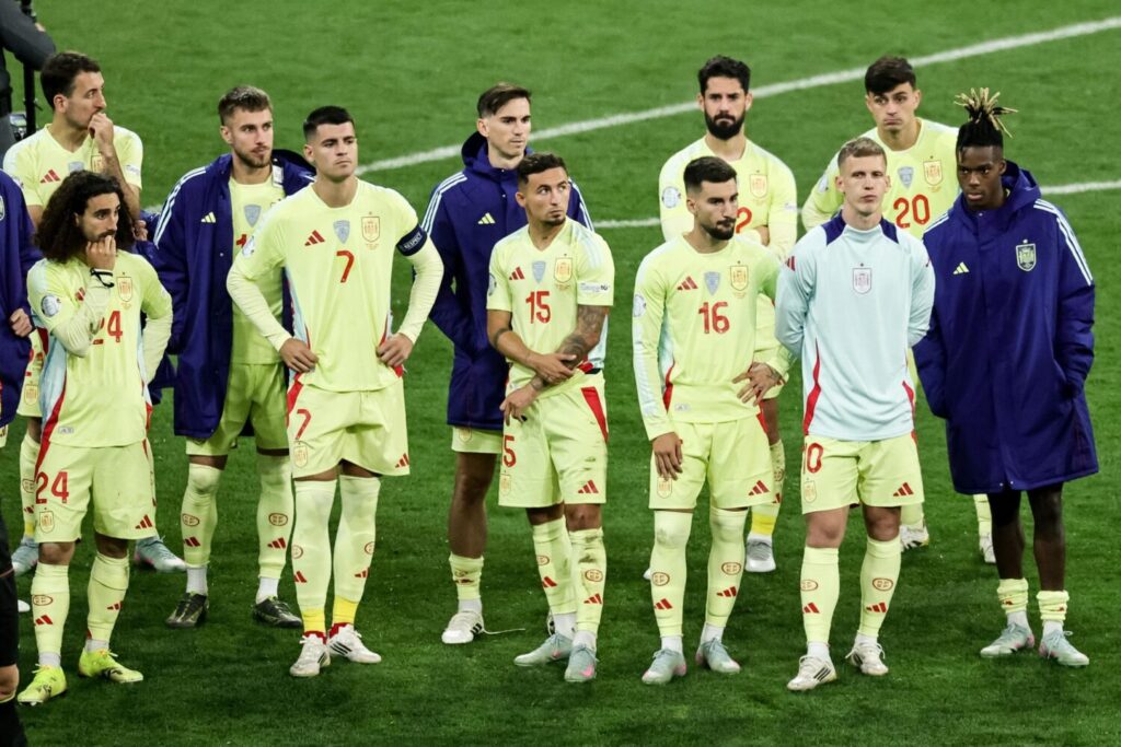 Los jugadores españoles lamentan la derrota sobre el césped