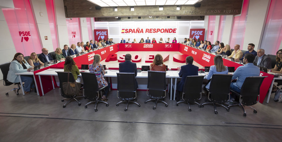 Reunión de la Ejecutiva Federal del partido celebrada este lunes en Ferraz. La Ejecutiva Federal del partido socialista se reúne por primera vez desde la dimisión de su secretario de Organización, Santos Cerdán, y a la espera de conocer las nuevas medidas que puede plantear su líder, Pedro Sánchez, ante la crisis abierta por el caso Koldo. EFE/PSOE/Eva Ercolanese 