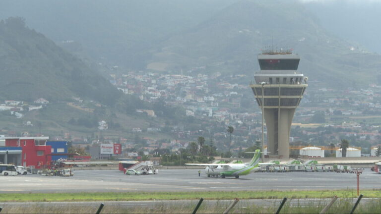 Un incidente en un avión mantiene bloqueada la pista del Aeropuerto Tenerife Norte durante una hora