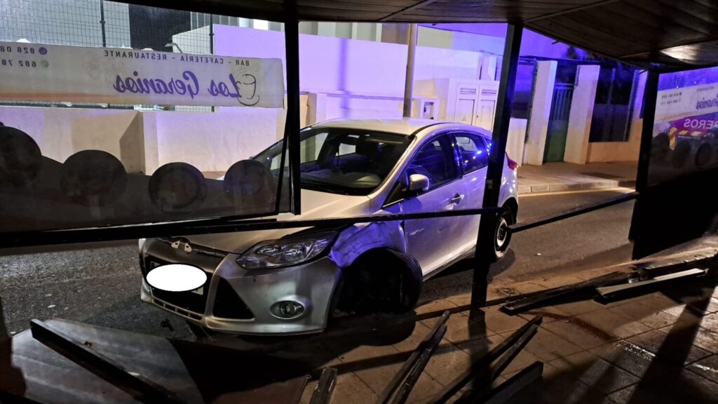 Un coche colisiona contra una terraza en Arrecife. Imagen del vehículo empotrado contra la terraza del bar/ Consorcio de Seguridad y Emergencias de Lanzarote.