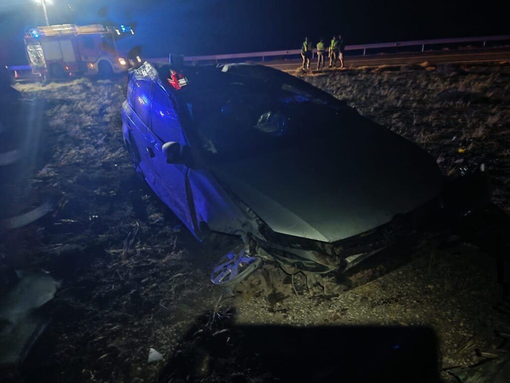 Asisten un coche volcado en Yaiza. Coche volcado en Yaiza/ Consorcio de Seguridad y Emergencias.