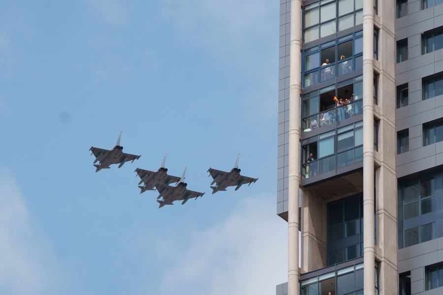 Eurofighters del Ejército del Aire participan en el desfile con motivo del Día de las Fuerzas Armadas 2025 en Santa Cruz de Tenerife este sábado. EFE/Ramón de la Rocha