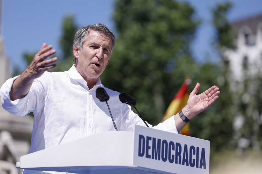El líder del PP, Alberto Núñez Feijóo, durante su intervención en la manifestación convocada por el Partido Popular contra el Gobierno de Pedro Sánchez bajo el lema 'Democracia o mafia' este domingo en la Plaza España de Madrid. EFE/ Javier Lizón
