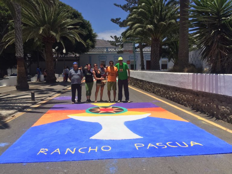 Confección de alfombras de sal en las Fiestas de San Juan en Haría, Lanzarote